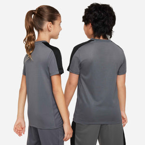 NIKE JR ACADEMY23 SS TOP IRON GREY/BLACK/SUNSET PULSE