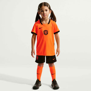NIKE JR NEDERLAND WC26 HOME LB KIT HYPER CRIMSON/BLACK