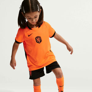 NIKE JR NEDERLAND WC26 HOME LB KIT HYPER CRIMSON/BLACK